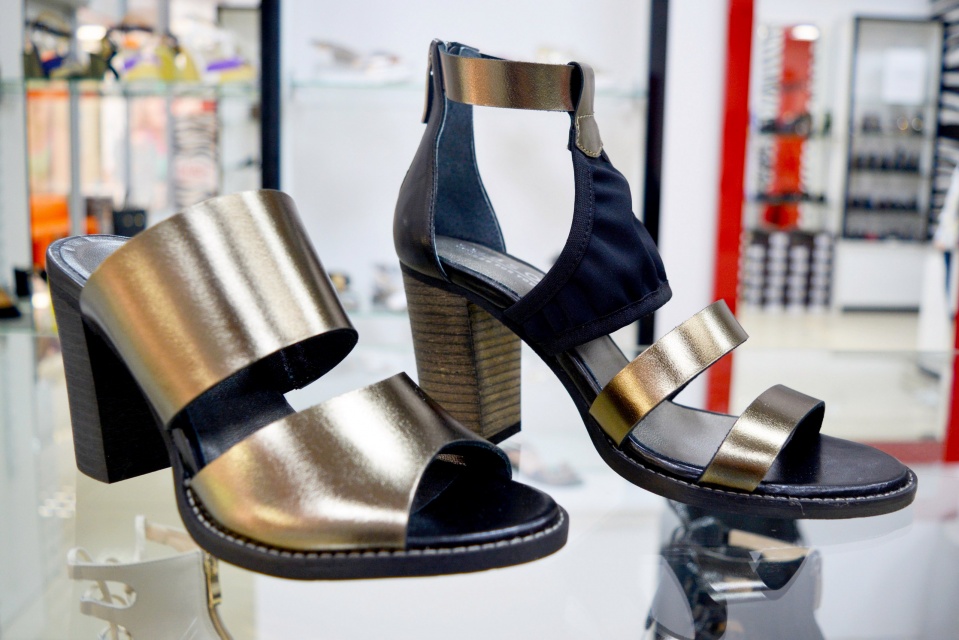 Яркие перспективы лета – женская обувь цвета различных металлов в "ФАВОРИ"